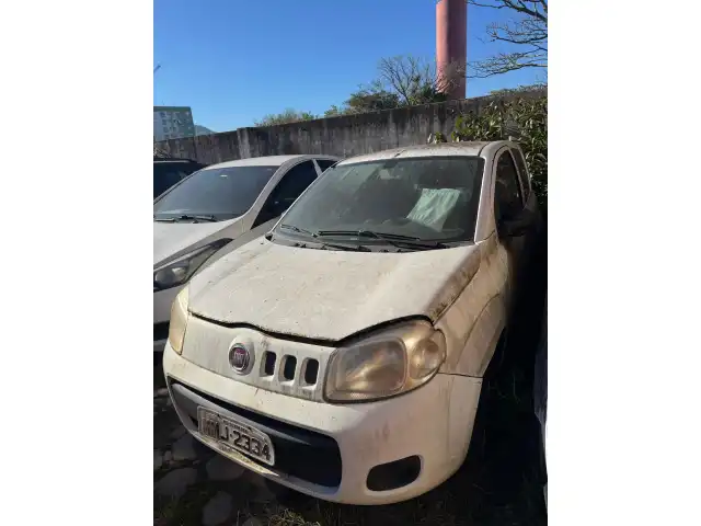 Fiat Uno Vivace 2014 e GM Corsa Wind 1998.