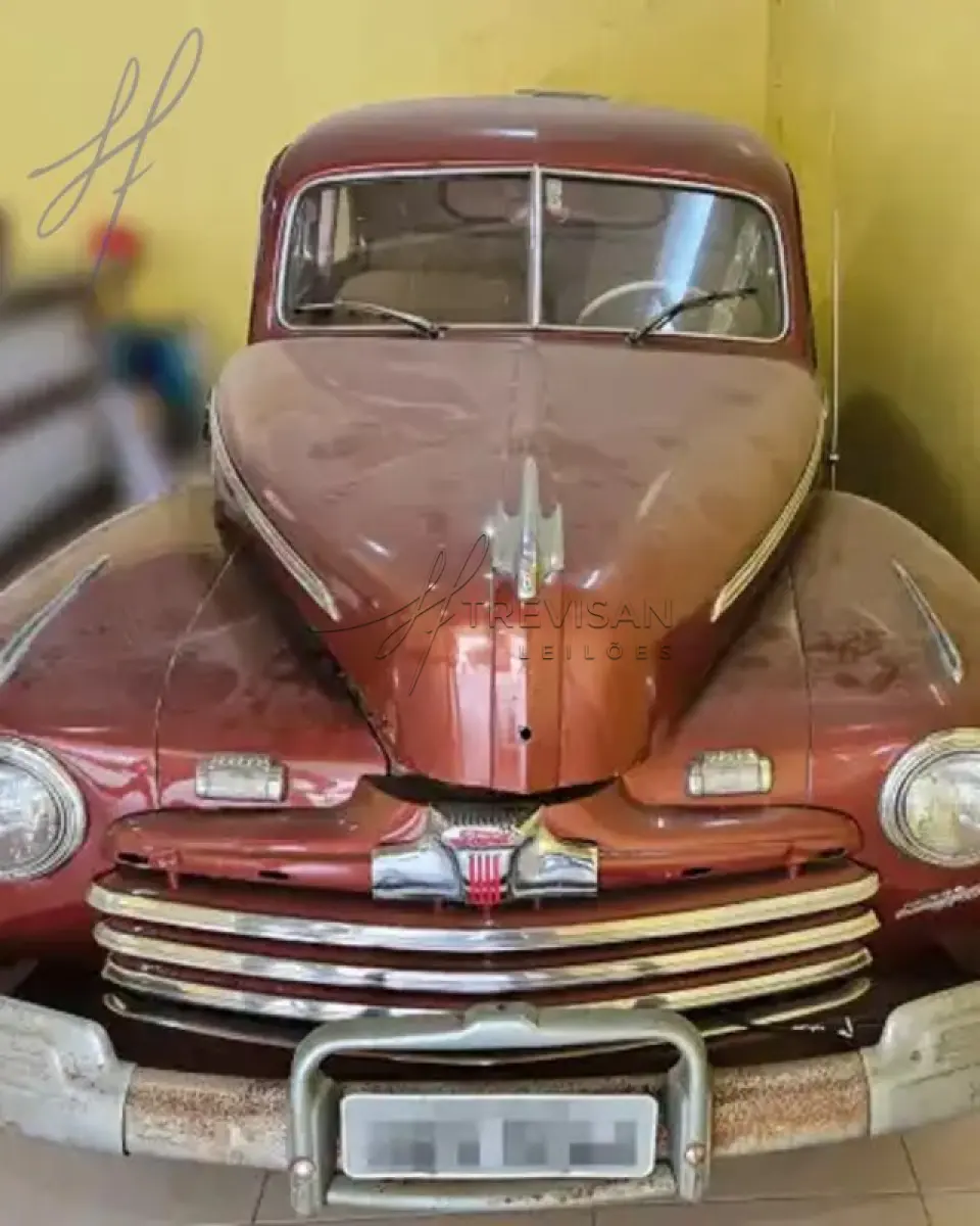 LOTE 000 - IMP/FORD Coupê ano 1946, PLACAS IBV1946, cor predominante vermelho/bordô. RENAVAM: 00583441289 CHASSI:799A1441680