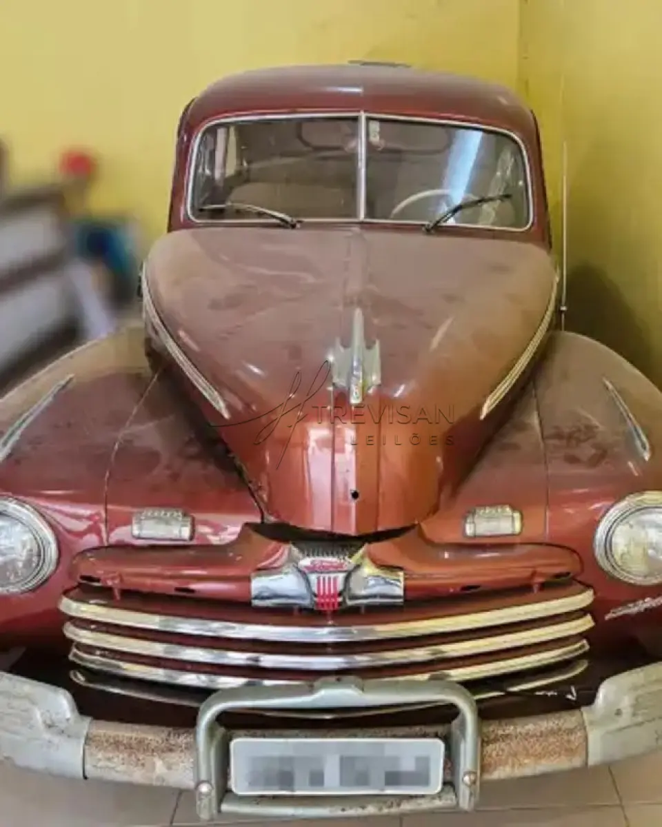 LOTE 000 - IMP/FORD Coupê ano 1946, PLACAS IBV1946, cor predominante vermelho/bordô. RENAVAM: 00583441289 CHASSI:799A1441680