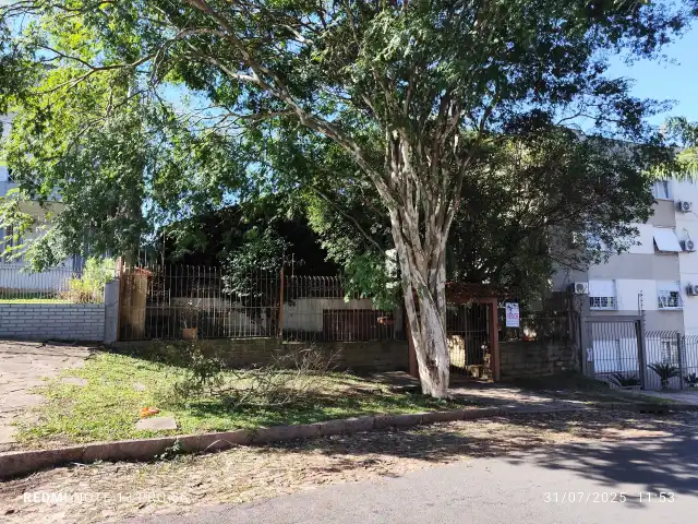 Terreno com 390,47m2 em Porto Alegre - casa desocupada na Rua São Simão, 804.