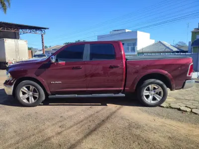 LOTE 001 - VEÍCULO I/RAM CLASSIC LARAMIE, ANO 2022, PLACAS JBQ1B79, COR VERMELHA - BLINDADO